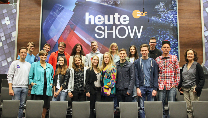 Eine Gruppe Frauen und Männer im Studio der heute-show