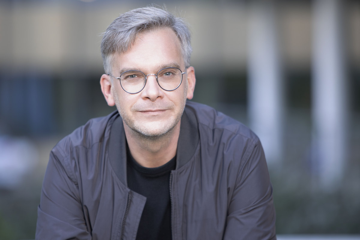 Portrait von Thorsten Haas in einer grauen Jacke