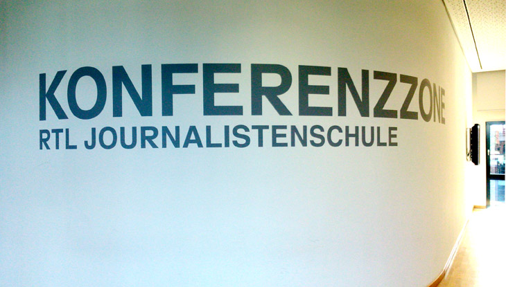 Ein schriftlicher Wegweiser zur Konferenzzone in der RTL Journalistenschule