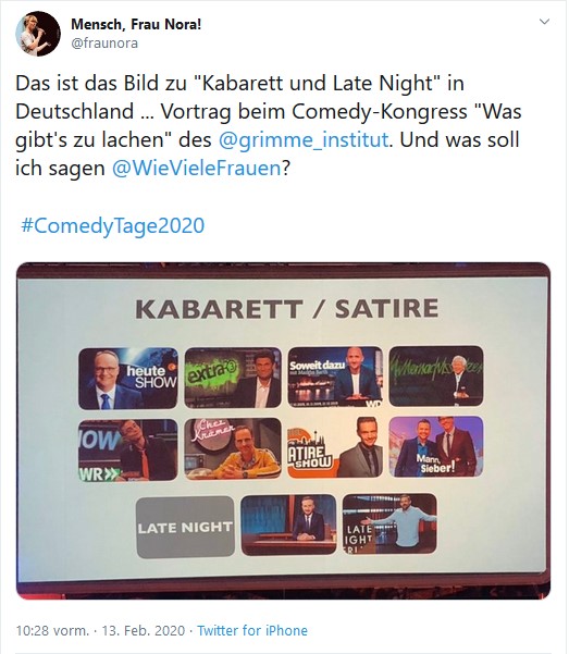 Twitter-Beirag mit Beispielen rein männlich besetzter LateNight-Shows auf einer Videoleinwand